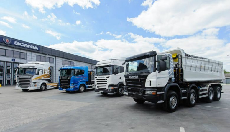 Caminhão articulado de mercadorias na rodovia