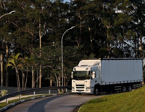 Caminhão articulado de mercadorias na rodovia